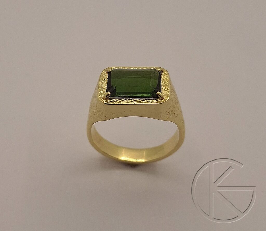 Kullast klotser turmaliniga