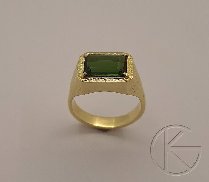 Kullast klotser turmaliniga