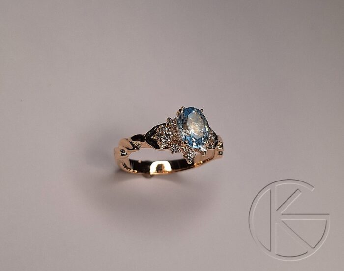 Kullast sõrmus topaasi ja briljantidega