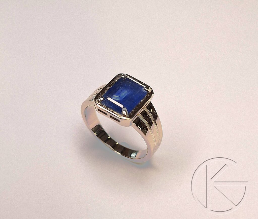 Kullast sõrmus safiiriga