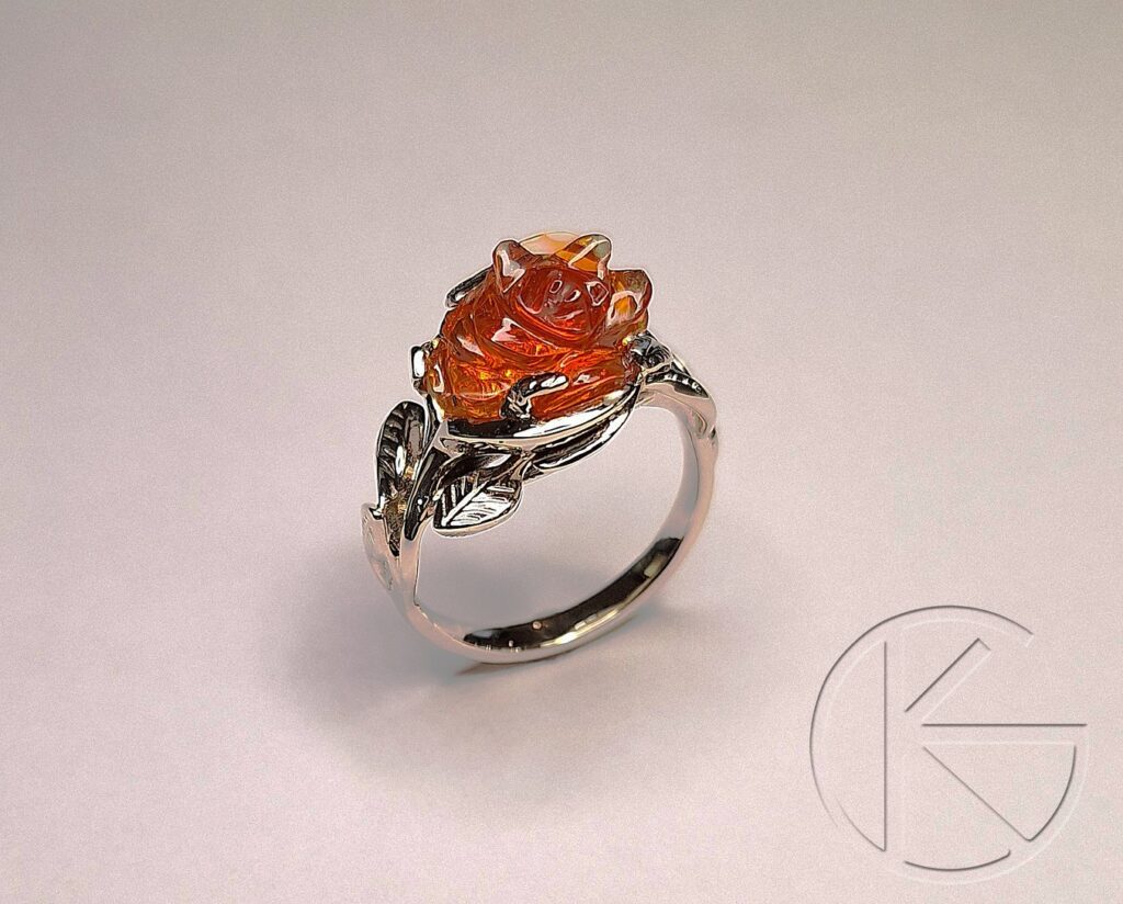 Kullast sõrmus tuliopaaliga