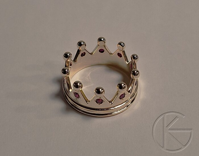 Kullast sõrmus looduslike rubiinidega