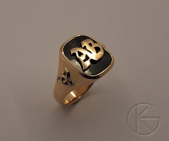 Kullast klotser oonüksiga