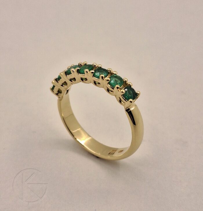Kullast sõrmus smaragdidega