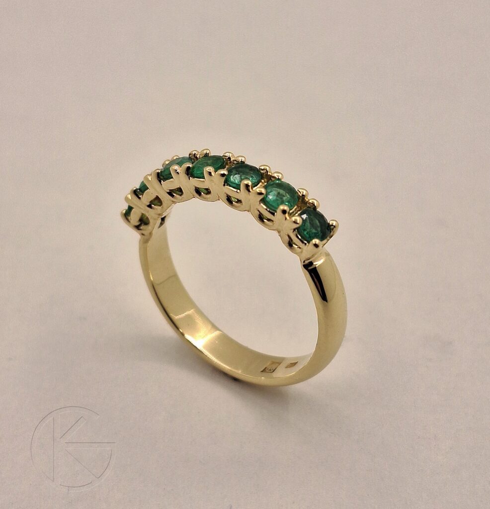 Kullast sõrmus smaragdidega