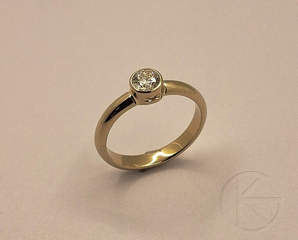 Kullast sõrmus briljandiga 0,30ct