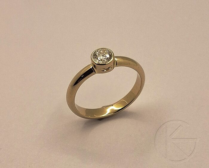 Kullast sõrmus briljandiga 0,30ct