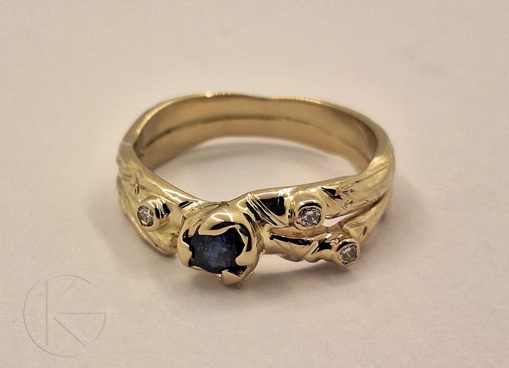 Kullast sõrmus safiiri ja briljantidega