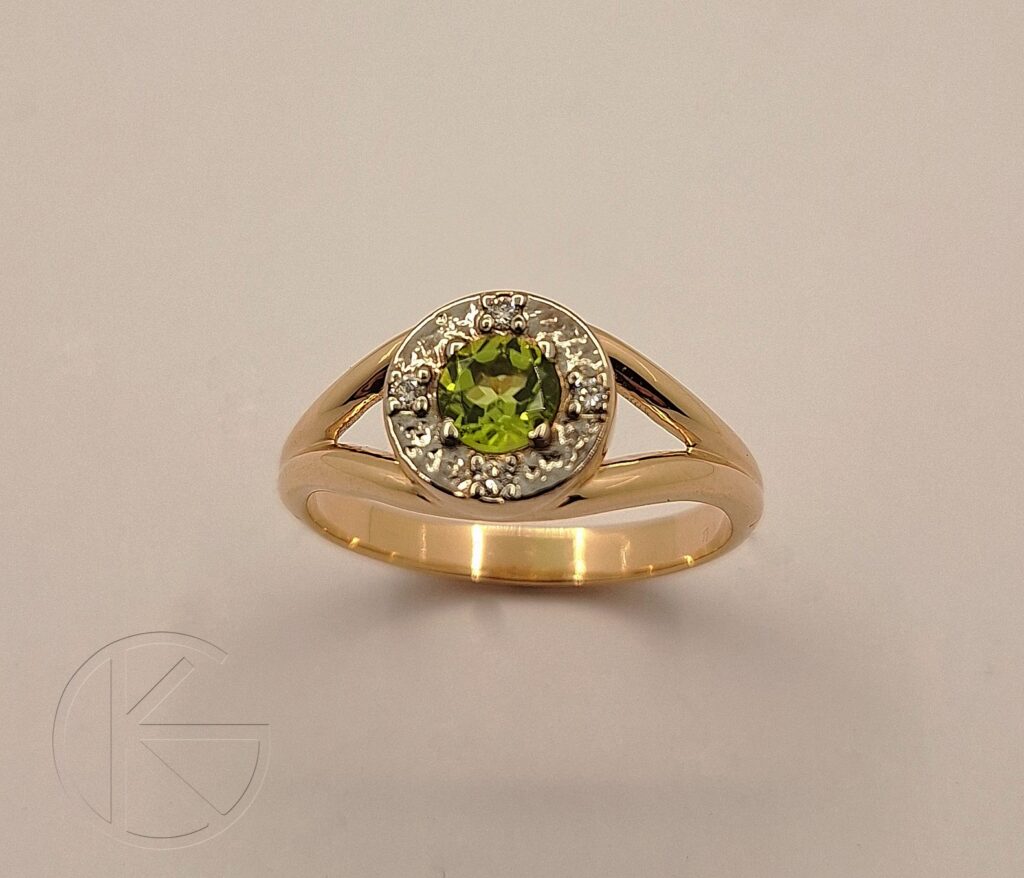 Kullast sõrmus peridoti ja teemantidega