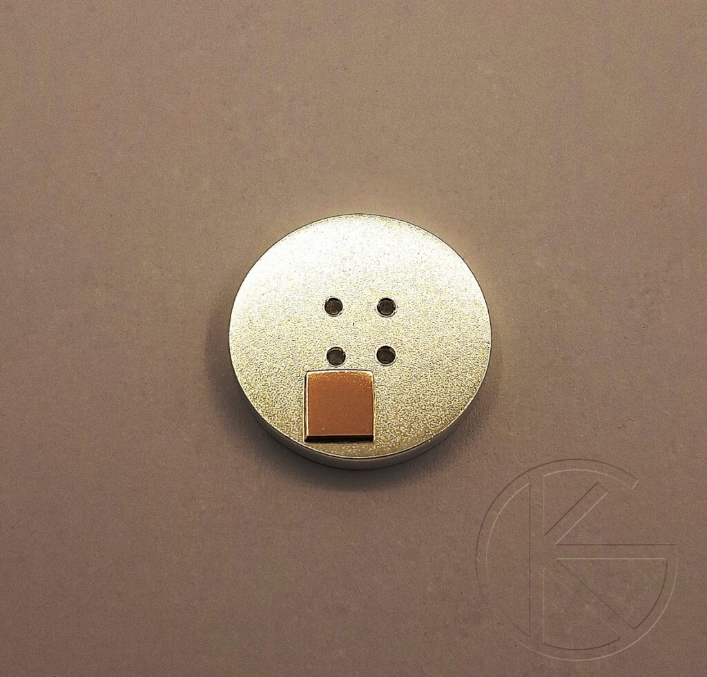 Nööp - hõbe ja kullast plaadiga