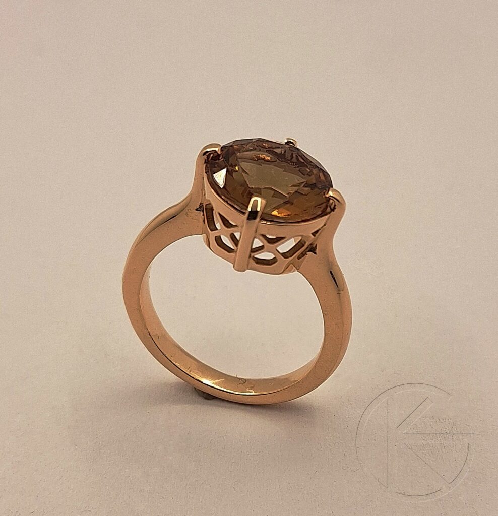 Kullast sõrmus sultaniidiga