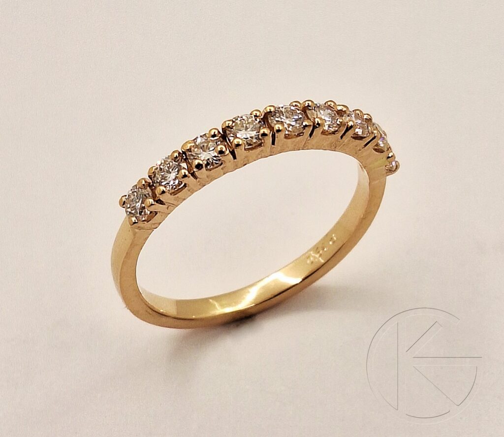 Kullast sõrmus briljantidega 0,64ct