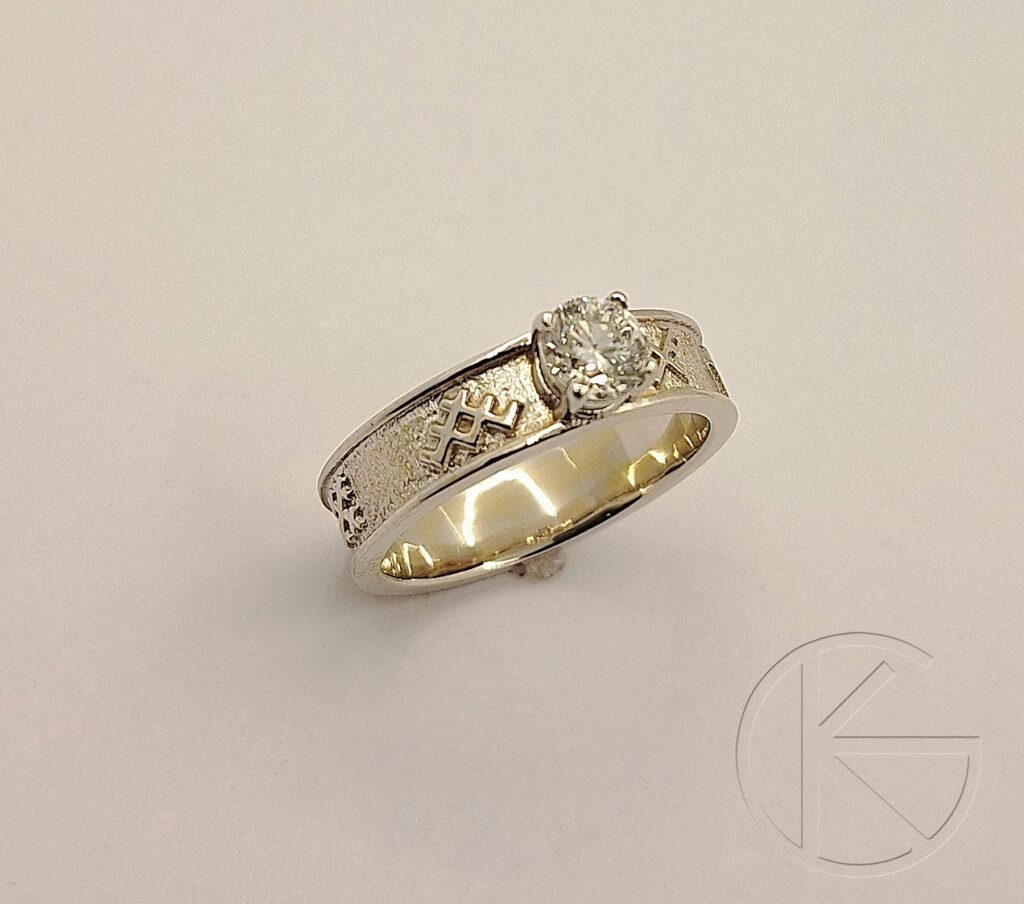 Kullast kihlasõrmus briljandiga 0,54ct