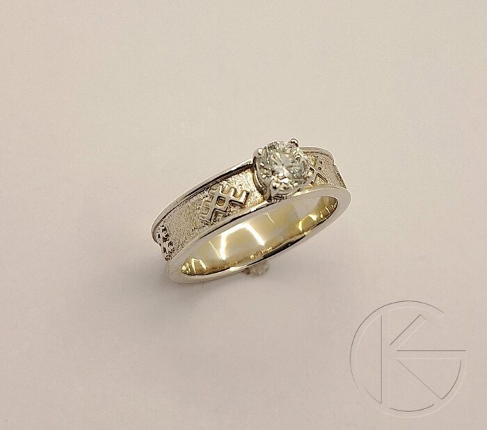 Kullast kihlasõrmus briljandiga 0,54ct