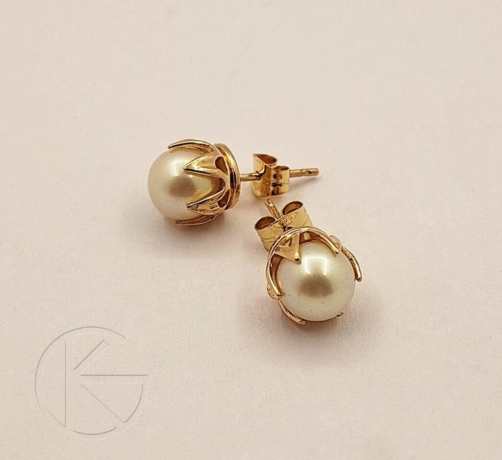 Kullast kõrvarõngad naturaalsete pärlitega