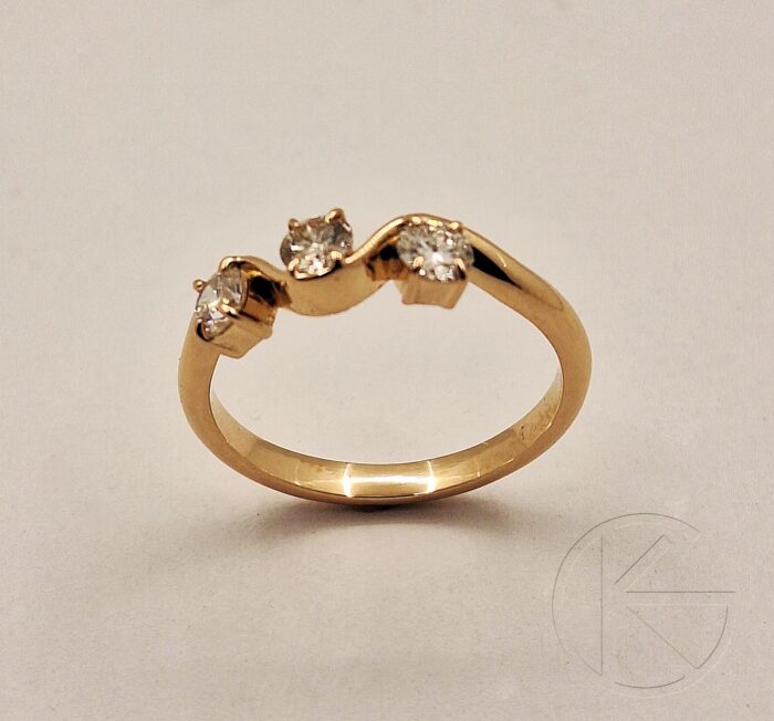 Kullast kihlasõrmus briljantidega 0,6ct