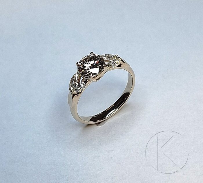 Kullast sõrmus briljantidega 0,94ct