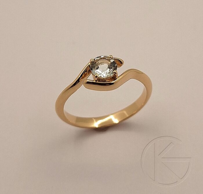 Kullast sõrmus akvamariiniga