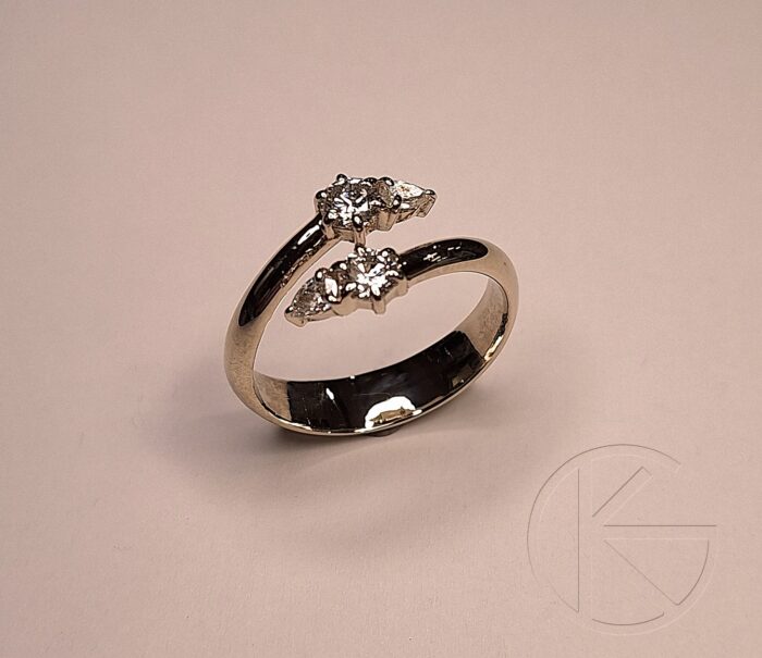 Kullast sõrmus looduslike briljantidega 0,81ct