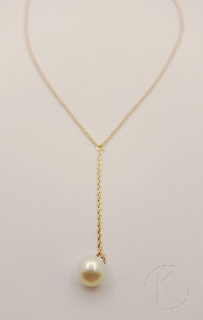 Kullast kaelakee pärliga