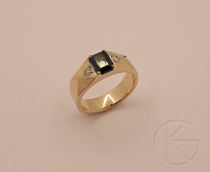 Kullast sõrmus rohelise safiiri ja teemanditega